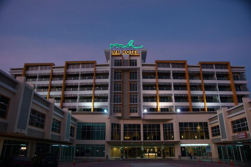 un edificio con un cartel de hotel encima en MH Sentral Hotel Sg Siput en Ipoh