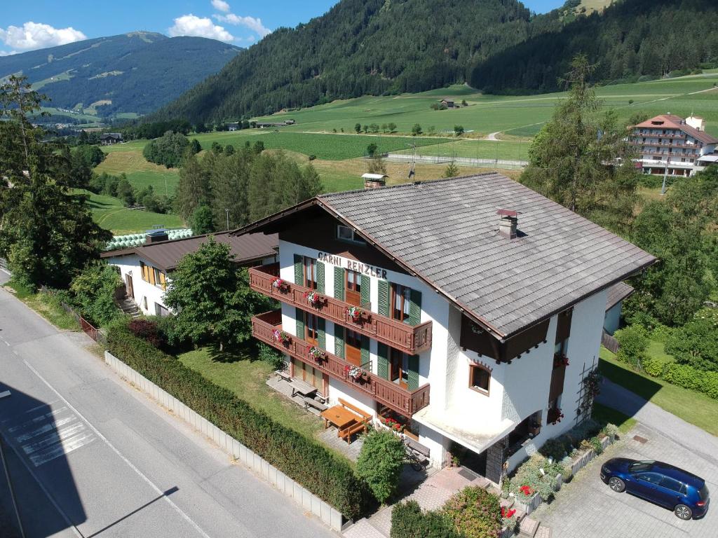 una vista aerea di una casa con tetto di Garni Renzler a Rasun di Sopra