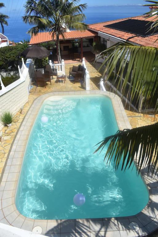 una piscina en un patio con una palmera en Komfort Wellness Haus Mesa del Mar, en Tacoronte