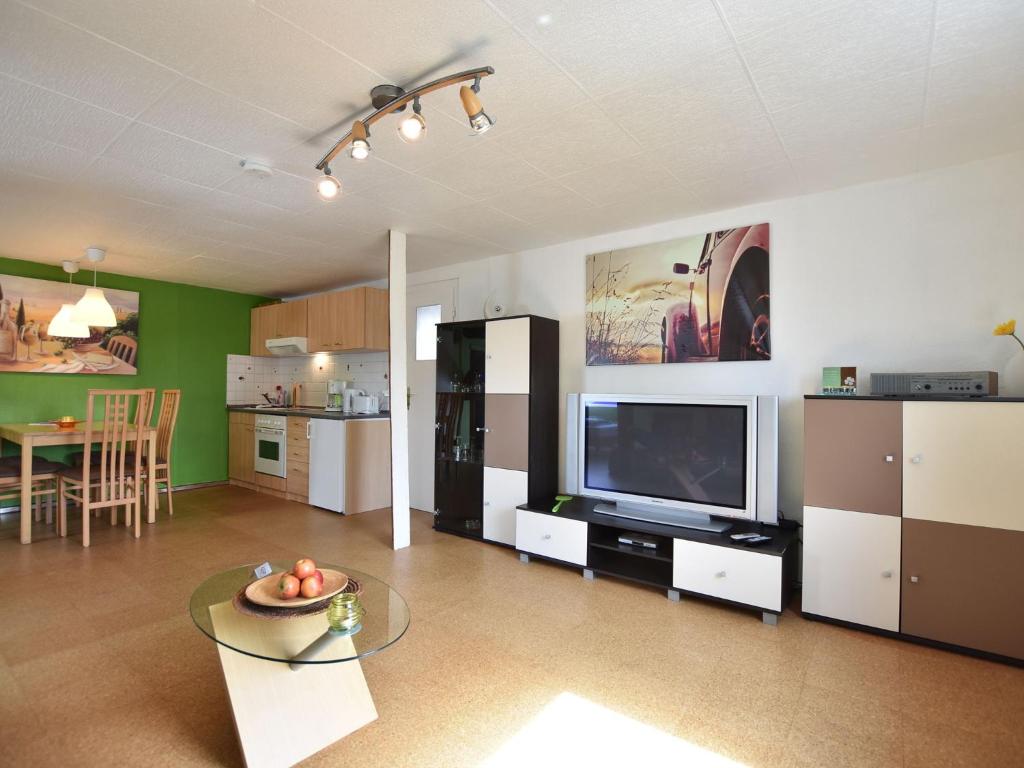 ein Wohnzimmer mit einem TV und einem Esszimmer in der Unterkunft Modern Apartment in Insel Poel near Beach in Groß Strömkendorf