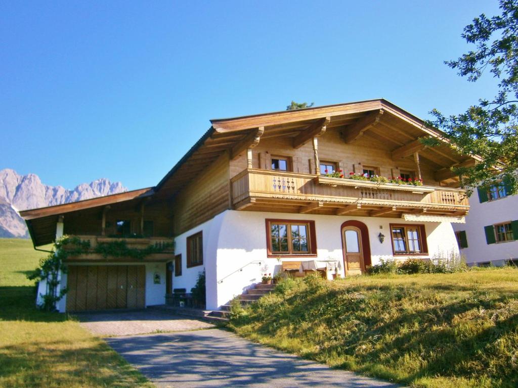 ein großes Holzhaus mit Balkon in der Unterkunft Koasa Chalet in Going