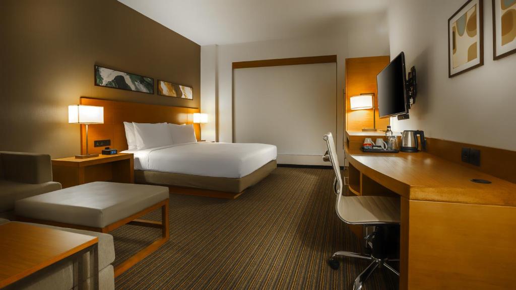 Una cama o camas en una habitación de Hyatt Place Gurgaon Udyog Vihar