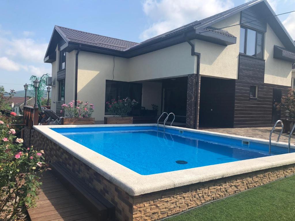 Коттеджи с бассейном в краснодаре. Бассейн в коттедже. Трёхэтажный дом с бассейном. Коттеджи в краснодаре с бассейном. Дом коттедж с бассейном.