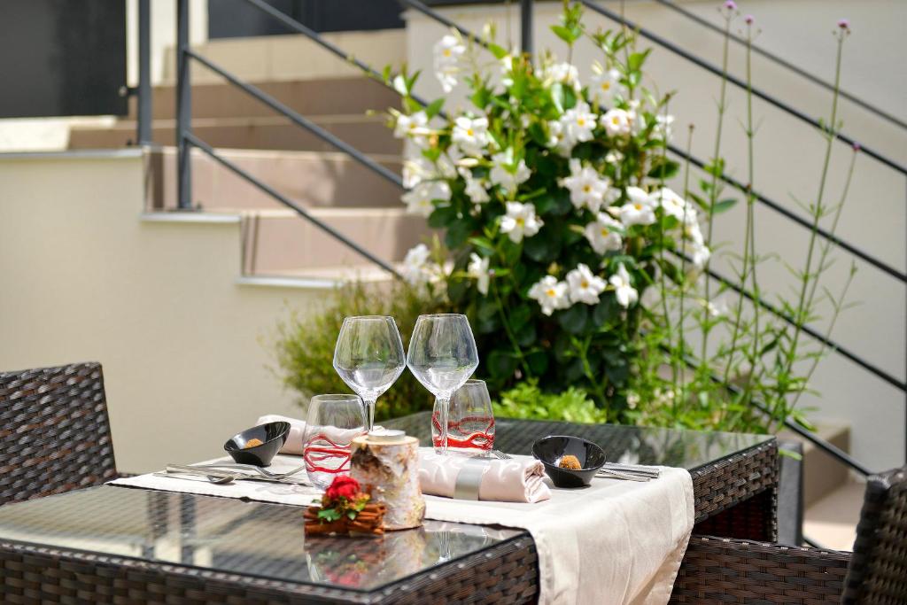 Nápoje v ubytování Logis Hotel Spa Restaurant Au Site Normand