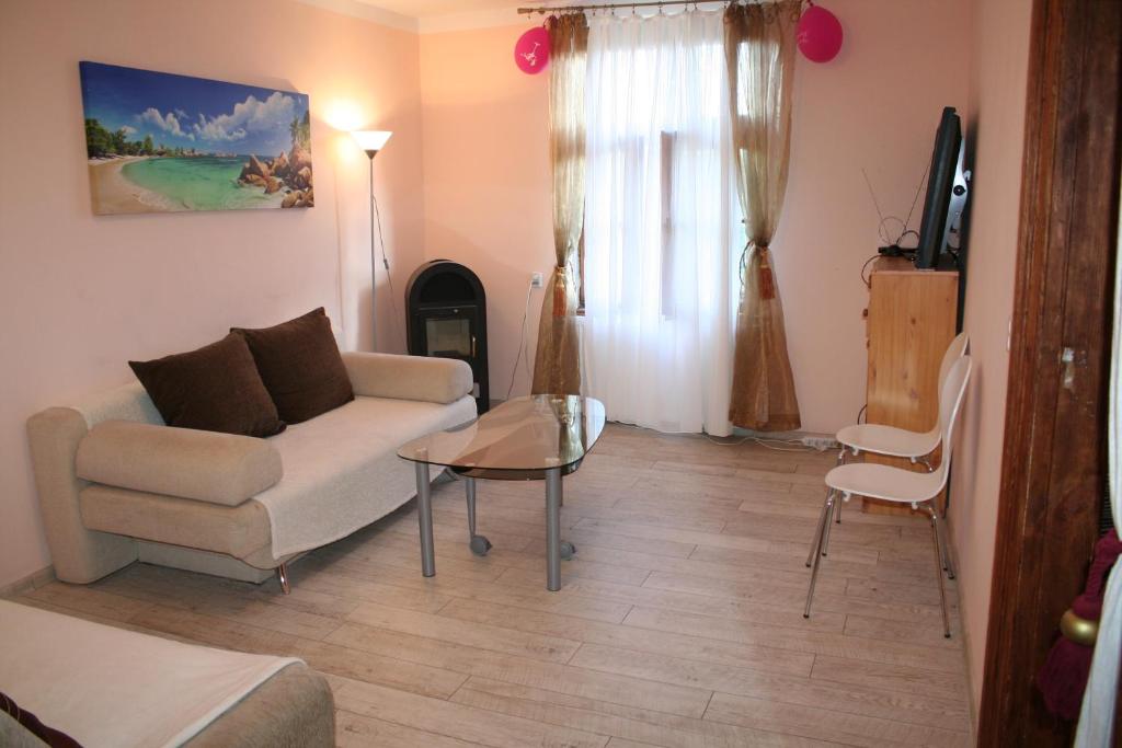 a living room with a couch and a table at Apartament Królewski z baldachimem Centrum in Olsztyn