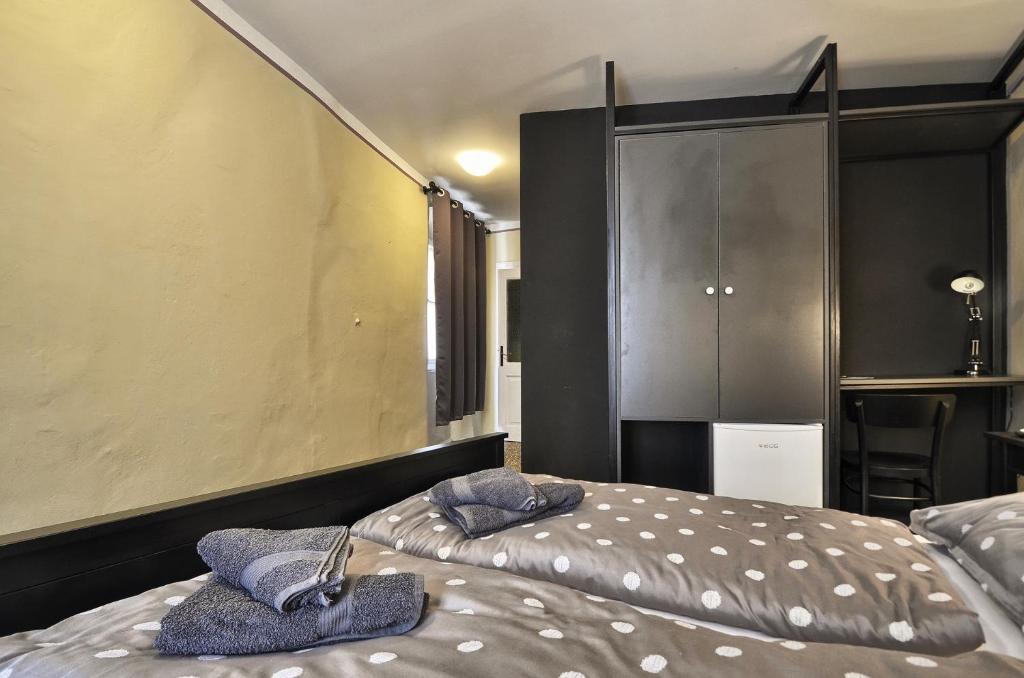 1 dormitorio con 2 camas y un espejo grande en Room Zimmer Portarol, en Vodnjan