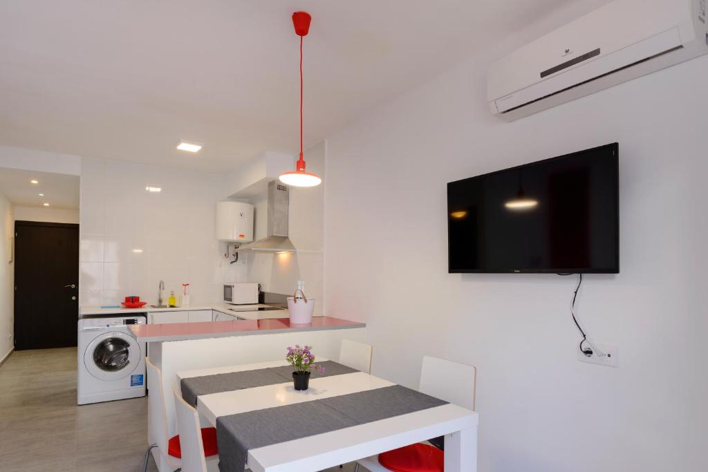 Kuchyň nebo kuchyňský kout v ubytování NS Apartaments