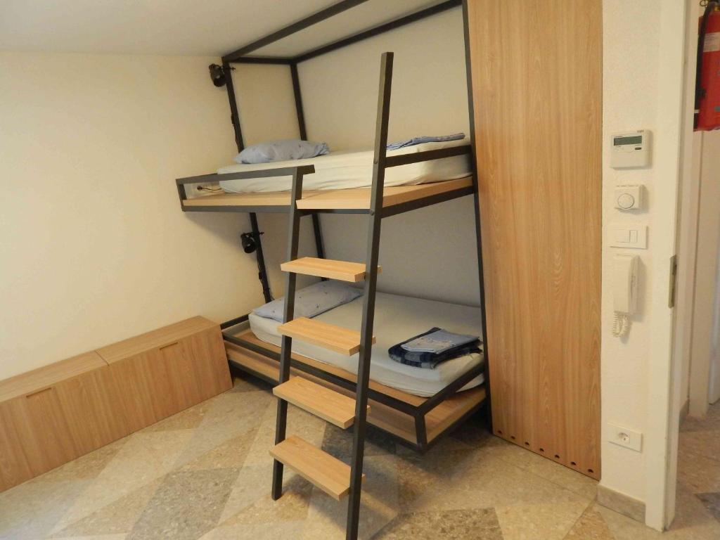 Palanda nebo palandy na pokoji v ubytování Casa Riccobon 5