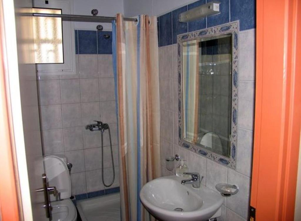Koupelna v ubytování Apollon Hotel
