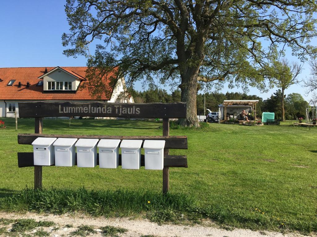 um banco de parque com um sinal que lê trilhas lunucleares unidas em Statarlängan em Visby