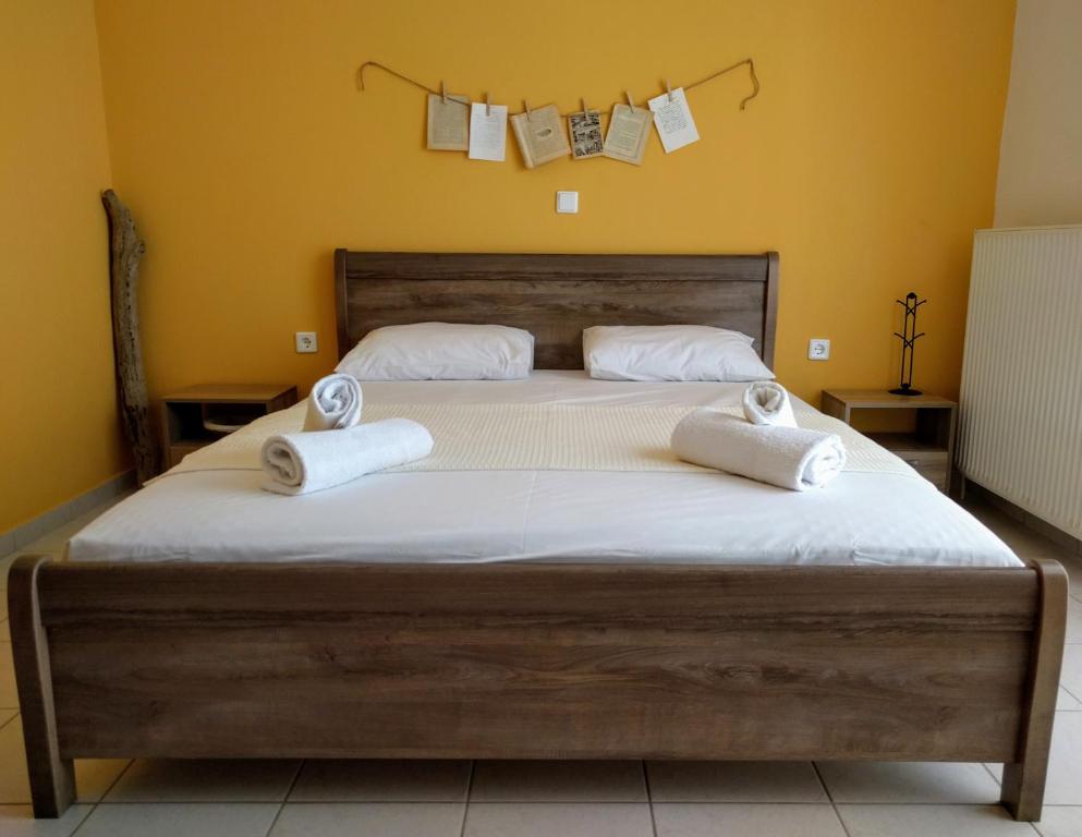Dimitris Luxury Apartment في كيراموتي: غرفة نوم بسرير كبير عليها مناشف