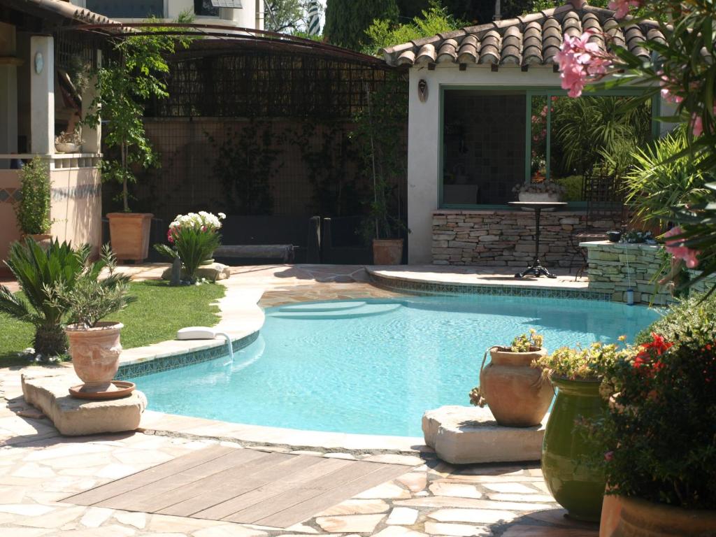 einen Pool im Garten mit Terrasse in der Unterkunft Villa Fleurie in Les Angles Gard
