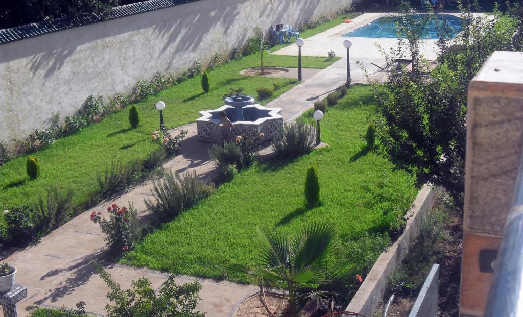 una vista aérea de un jardín con una fuente en Maison de vacances avec piscine privèe, en Fez