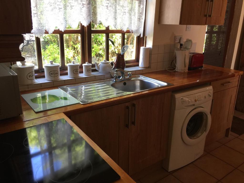 Kuchyň nebo kuchyňský kout v ubytování Wild Kerry Lodge
