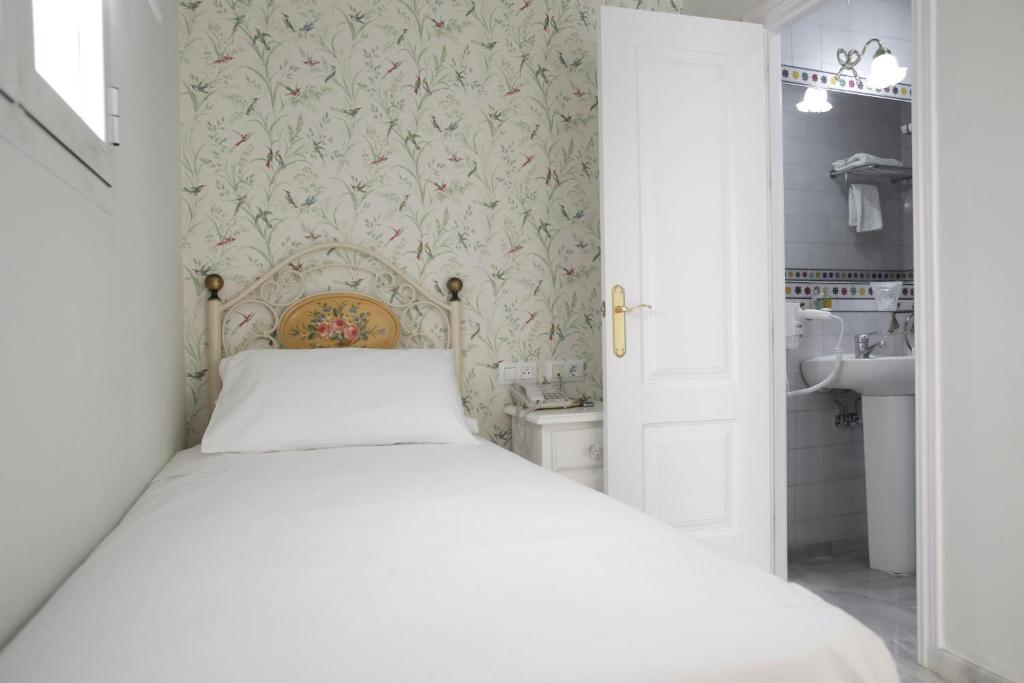 Basic Hotel Puerta de Sevilla - Resim 38