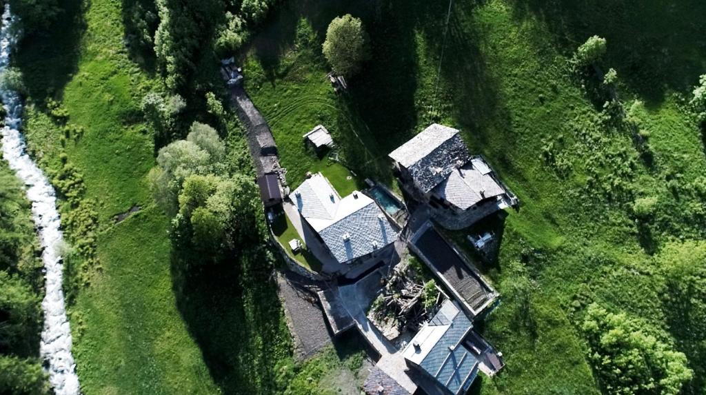 una vista aérea de una casa en el césped en Nuit a Pleiney, en Saint-Rhémy-en-Bosses