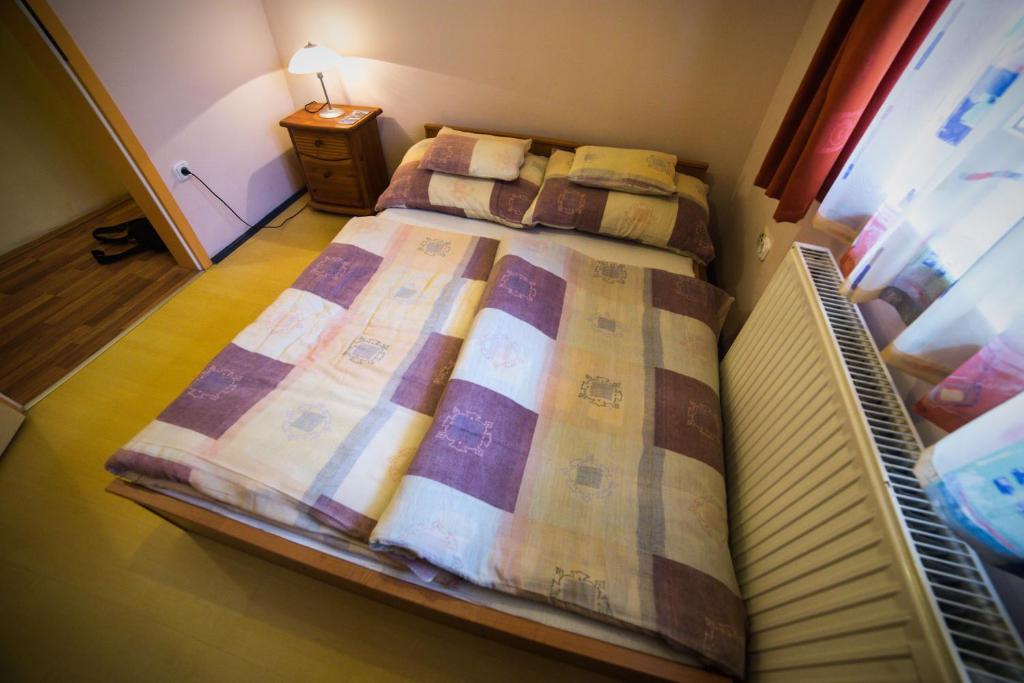 Łóżko lub łóżka w pokoju w obiekcie Imre Apartman