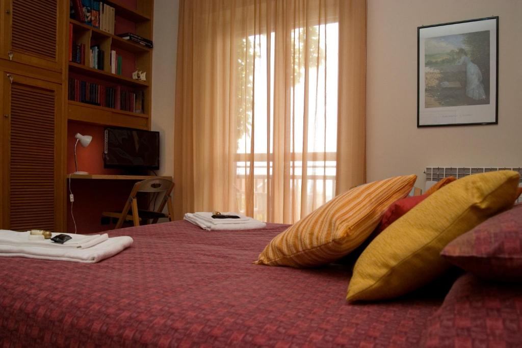 - une chambre avec un lit et des oreillers dans l'établissement B&B La Cittadella Univeristaria Policlinico Catania, à Catane