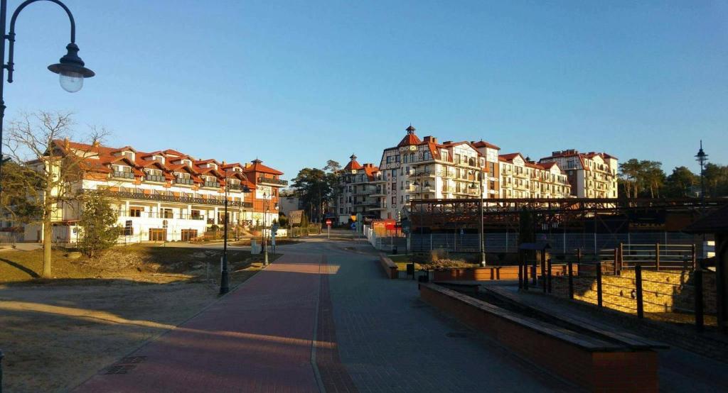 クリニツァ・モルスカにあるContinental Apartament przy plazyの高層ビルと灯りの街路