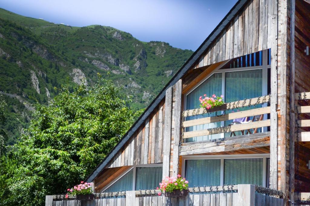 Nespecifikovaný výhled na hory nebo výhled na hory při pohledu z hotelu