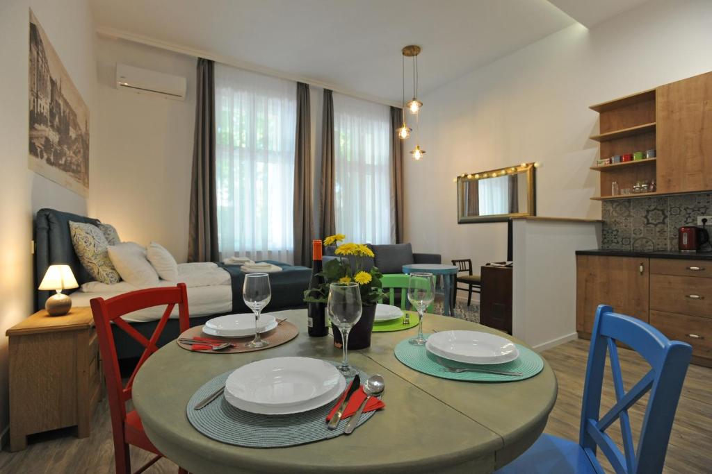 a living room with a table and chairs in a room at M37 Apartman in Debrecen