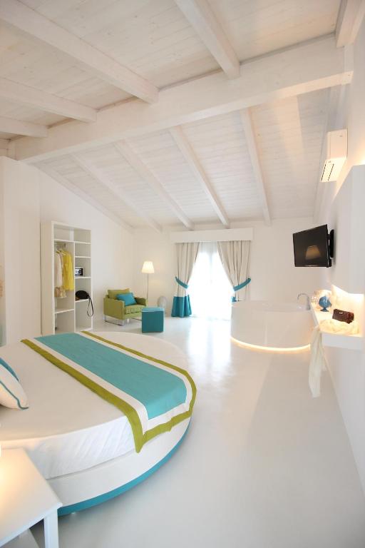 1 dormitorio grande con 1 cama grande en una habitación en Il Borghetto Creative Resort en Tropea