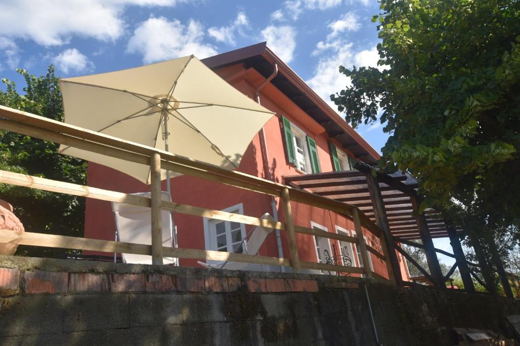 un grande ombrello bianco seduto sul lato di un edificio di Casa di Dino alla Brusa a La Spezia