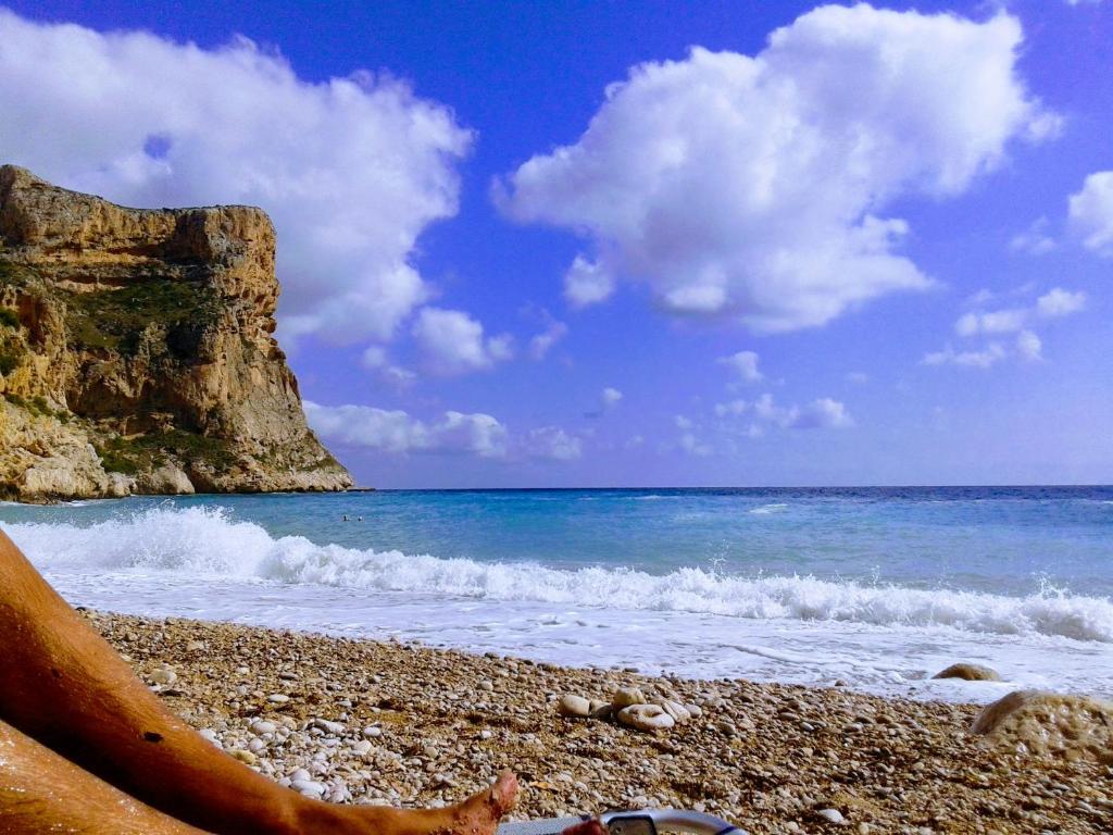 a rocky beach with the ocean and a cliff at Paraíso in Cumbre del Sol