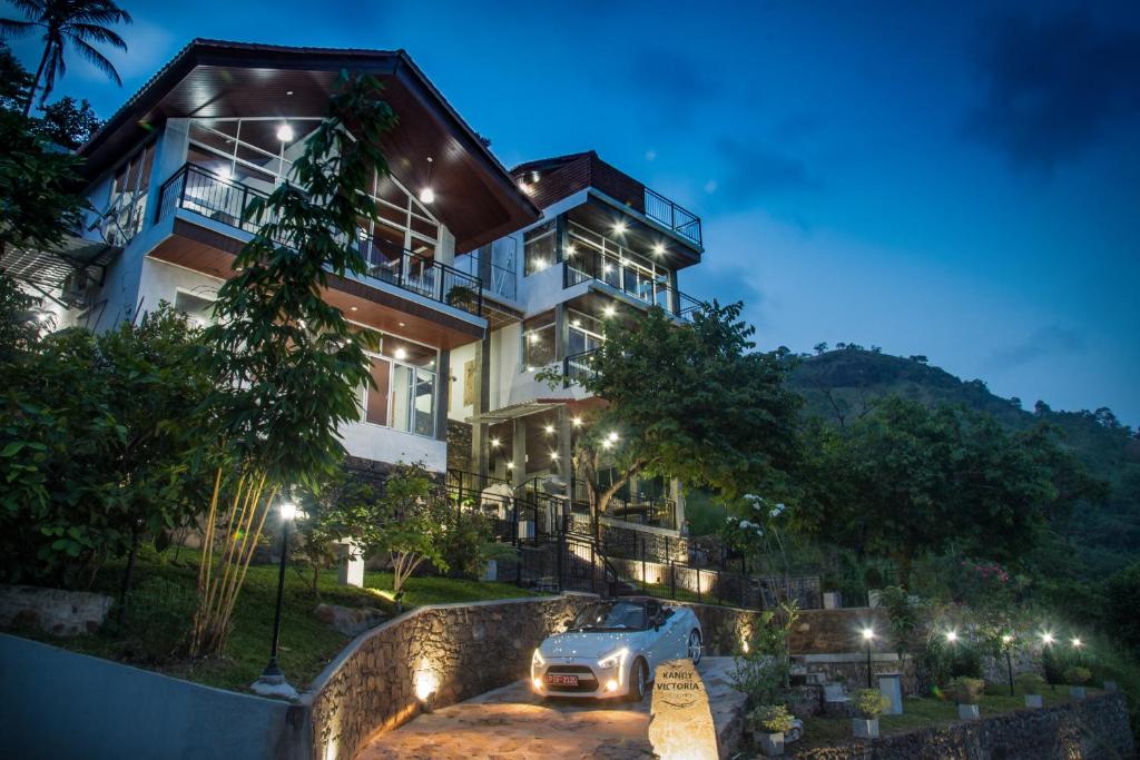 um carro estacionado em frente a um edifício à noite em Kandy Victoria Eco Resort em Kandy