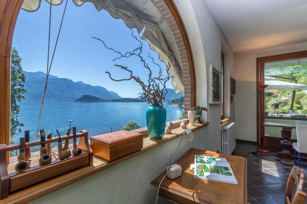 Zimmer mit einem Fenster und Blick auf das Wasser in der Unterkunft Villa Gilda - Griante in Griante Cadenabbia