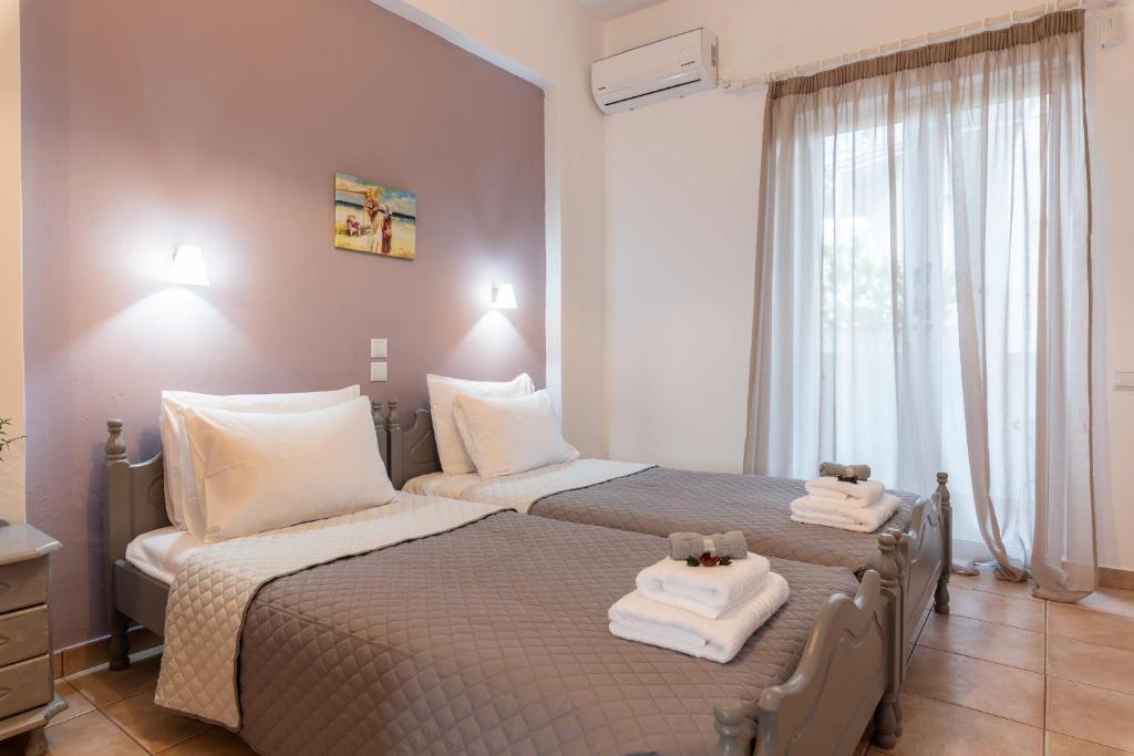 A bed or beds in a room at Ostria Apartments
