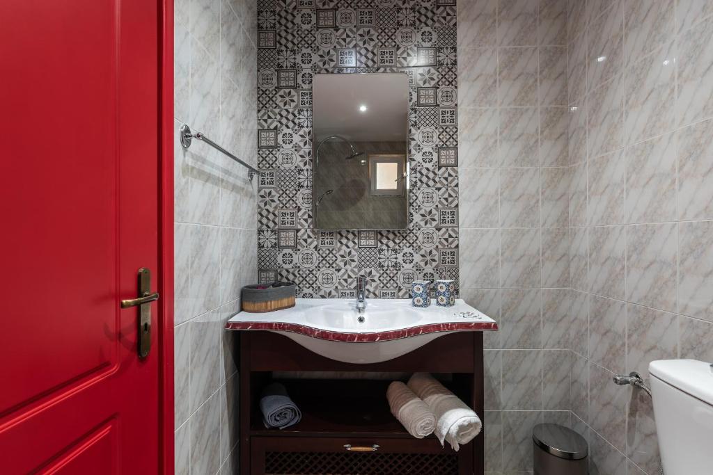 A bathroom at Ostria Apartments