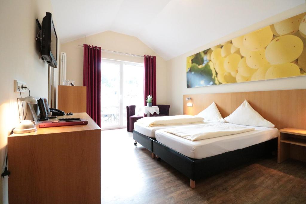 Postel nebo postele na pokoji v ubytování Christiana's Wein & Art Hotel