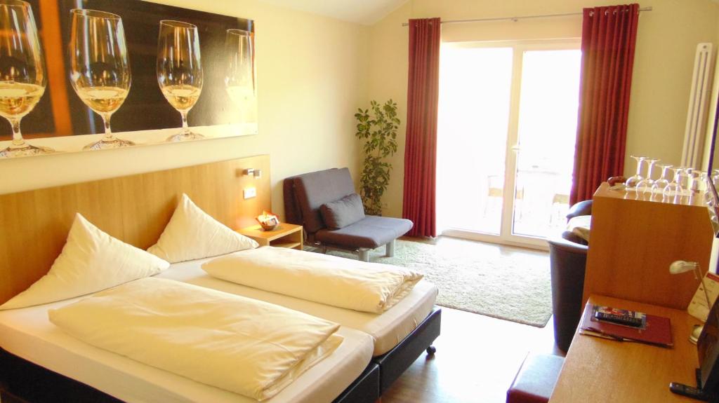 Postel nebo postele na pokoji v ubytování Christiana's Wein & Art Hotel