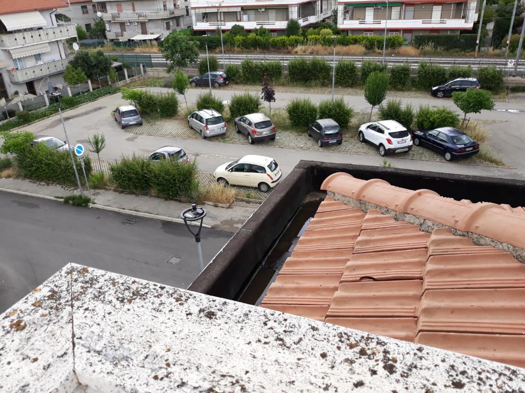 une vue aérienne sur un parking avec des voitures garées dans l'établissement La terrazza sul mare, à Silvi Marina