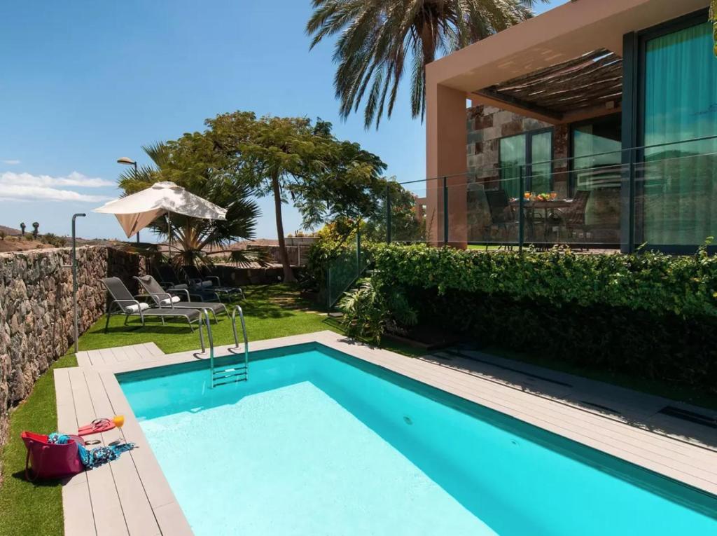 - une piscine en face d'une maison dans l'établissement Villa With Private Pool In Luxury Golf Resort, à Salobre