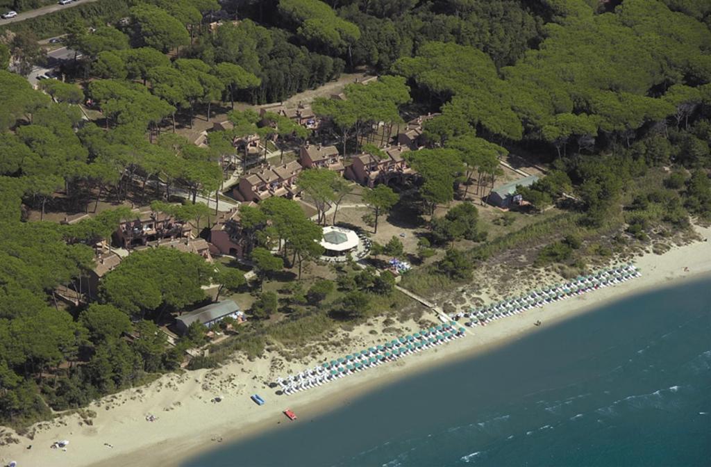 una vista aérea de una playa con un grupo de personas en Residence I Tusci, en Puntone di Scarlino