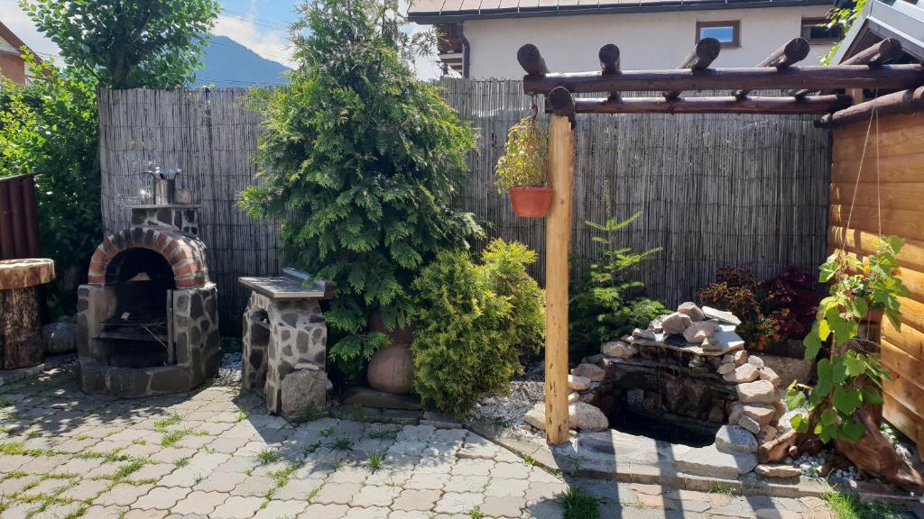 un jardin avec un four extérieur et une clôture dans l'établissement Apartment Janka Demanova, à Liptovský Mikuláš