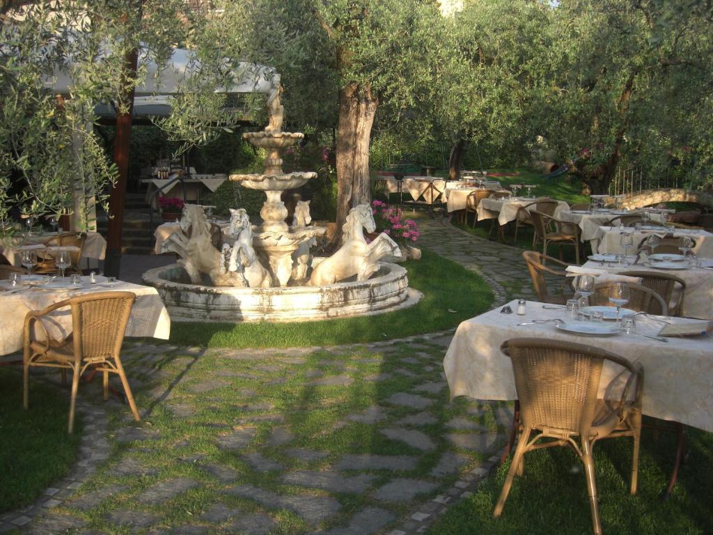 Restoran või mõni muu söögikoht majutusasutuses Locanda Ristorante al Cardellino