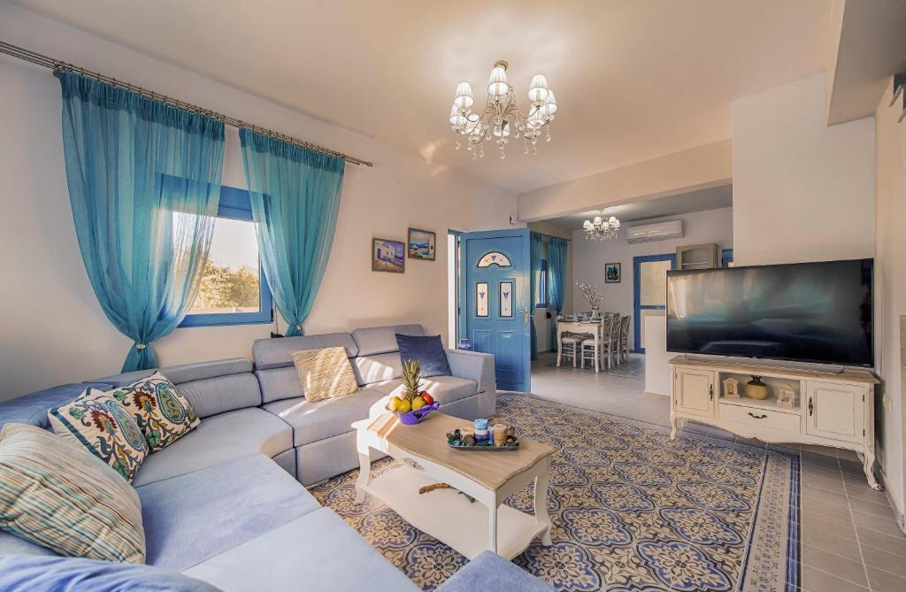 TV a/nebo společenská místnost v ubytování Lindos Luxury Retro Villas