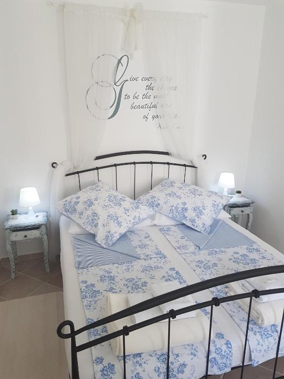 Postel nebo postele na pokoji v ubytování AMD Infinity Suites