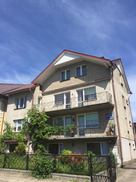 an apartment building with a fence in front of it at U Pauli i Eryka in Łeba