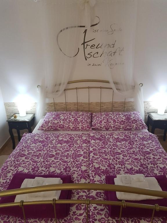 Postel nebo postele na pokoji v ubytování AMD Infinity Suites