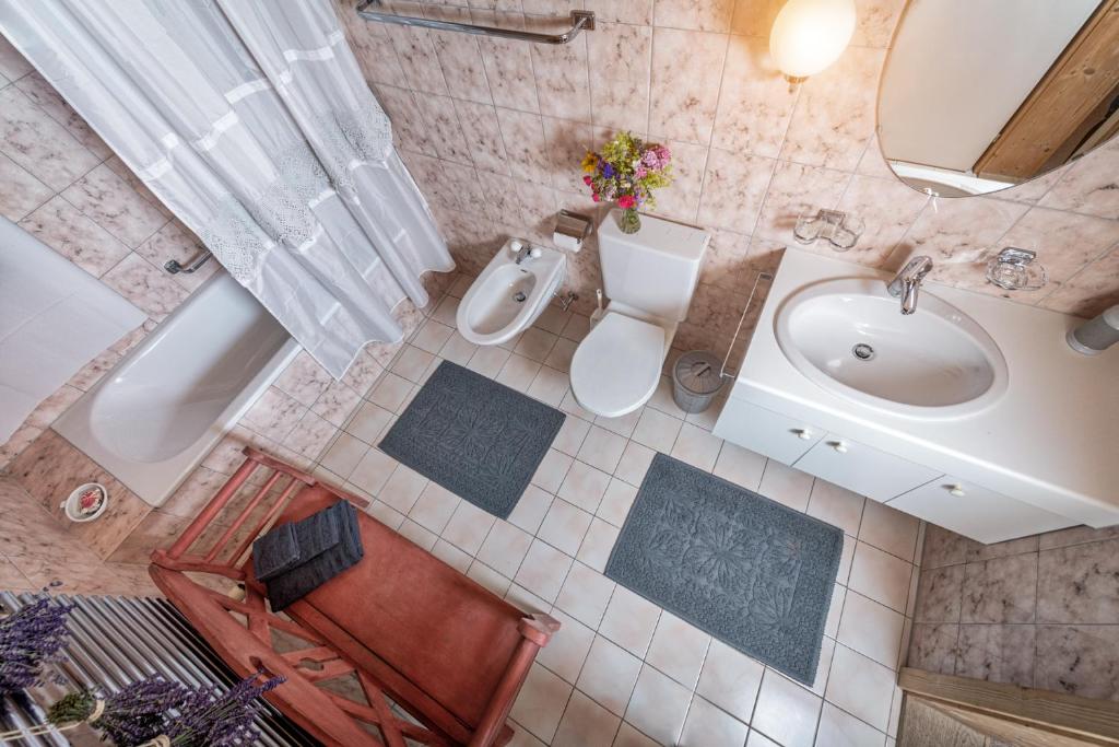 vistas a un baño con lavabo y aseo en BnB DeHeimelig, en Huttwil