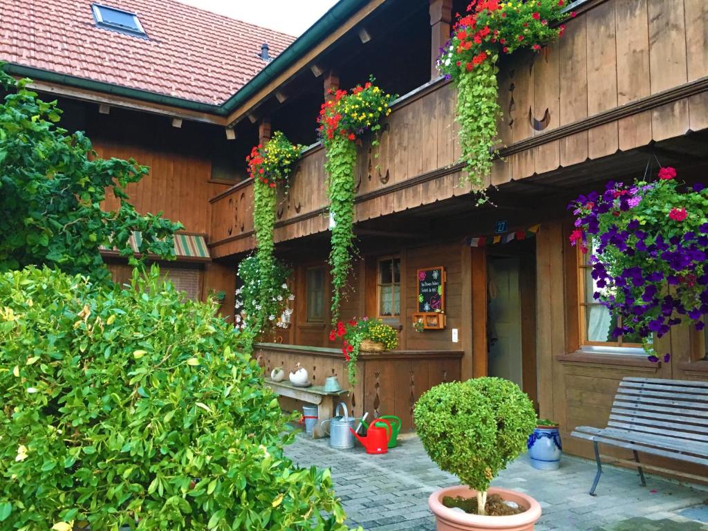 a building with flowers on the side of it at BnB DeHeimelig in Huttwil