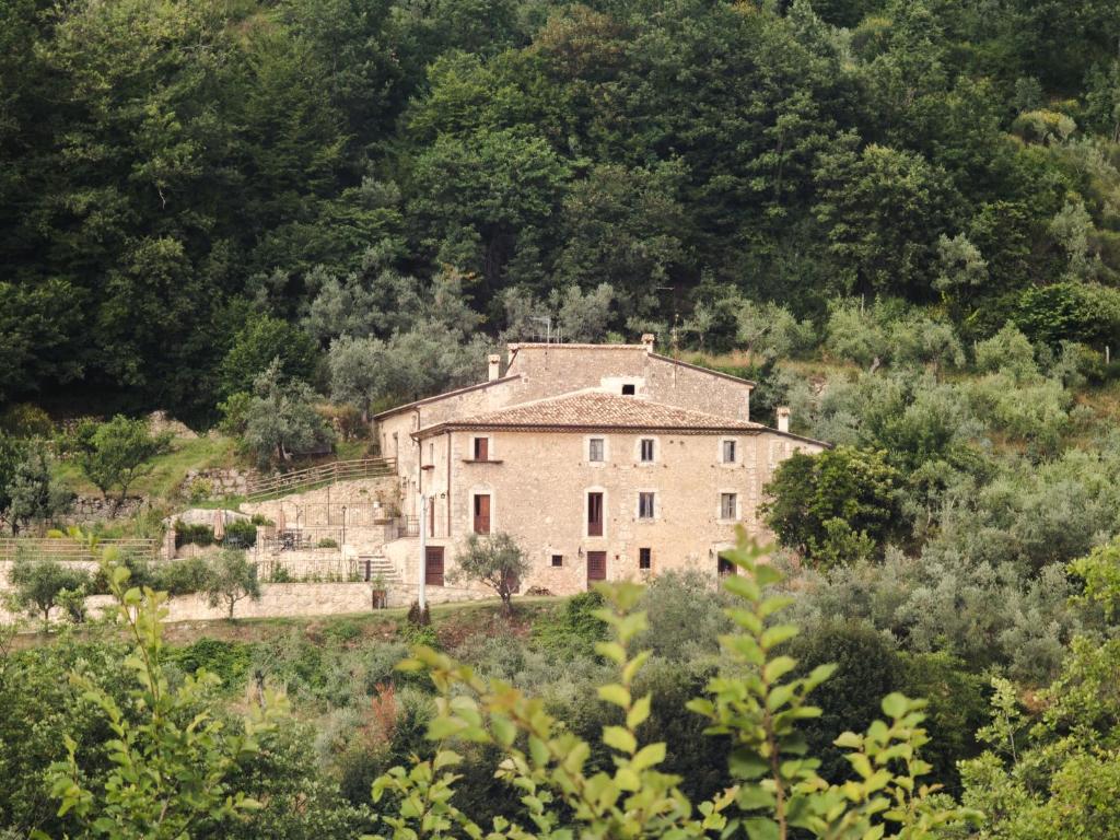 una casa vieja al lado de una montaña en Il Becco Felice, en Arpino