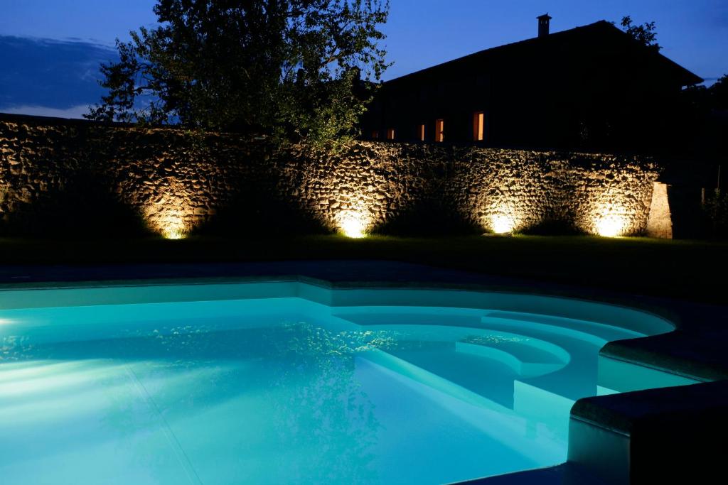 Bazén v ubytování Relais Corte Guastalla Apartments nebo v jeho okolí