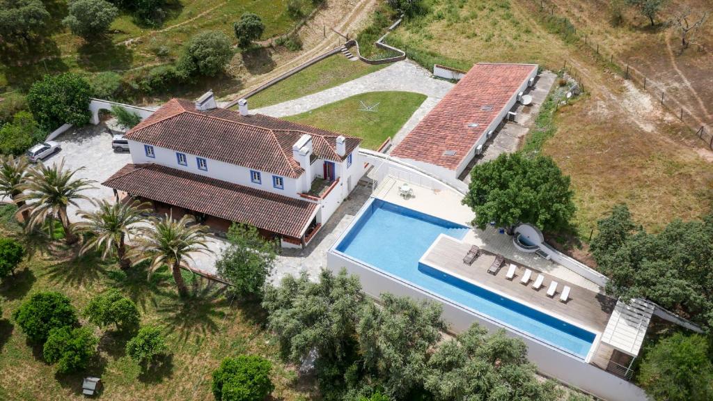 uma vista aérea de uma casa com piscina em Herdade Ribeira de Borba em Vila Viçosa