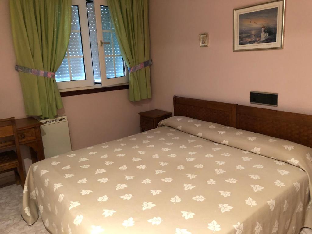 1 dormitorio con cama y cortinas verdes en Paradisiaco Umia, en Meis