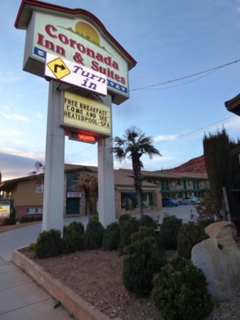 un panneau indiquant un restaurant devant un bâtiment dans l'établissement Coronada Inn & Suites, à Saint George